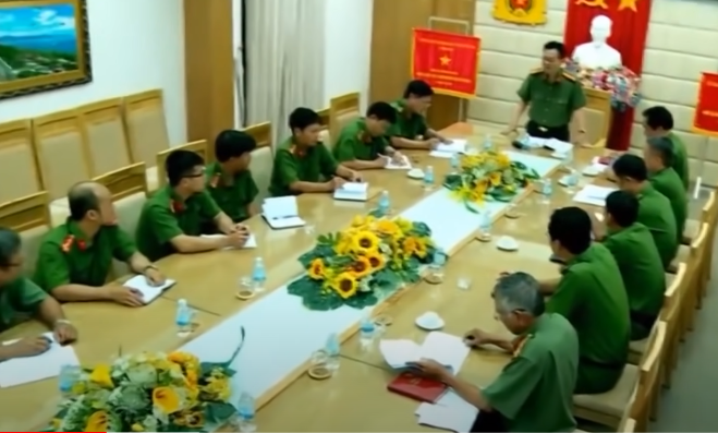 Xác định đây là vụ án có tính chất nghiêm trọng, lần đầu tiên xảy ra tại Khánh Hòa Gây hoang mang dư luận, ảnh hưởng xấu đến an ninh trật tự nhất là hoạt động của hệ thống ngân hàng ở địa phương giám đốc Công an tỉnh Khánh Hòa quyết định xác lập chuyên án truy xét mang bí số VX059C Để truy tìm nhóm cướp ngân hàng có vũ khí.