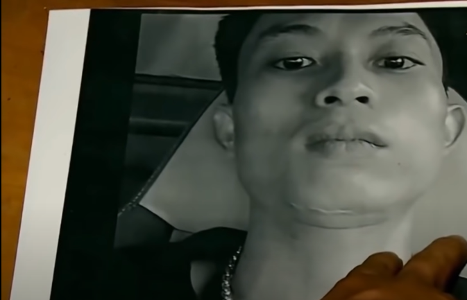 Đàm Minh Quang ( 32 tuổi) mới mãn hạn tù hồi tháng 5 năm 2018, sau khi thụ án về tội cướp giật tài sản, được đưa vào diện tình nghi số 1. Cũng thời điểm này, một số người dân sau khi theo dõi hình ảnh từ clip phát trên sóng truyền hình khẳng định dáng người, điệu bộ của Quang rất giống với đối tượng cầm súng khống chế bảo vệ phía bên ngoài.