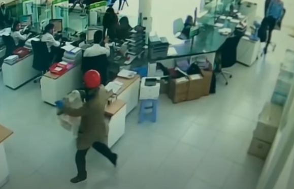 Camera an ninh của ngân hàng cho thấy nhóm cướp gồm 2 đối tượng sử dụng ít nhất 3 khẩu súng đe dọa khống chế nhân viên sau đó cướp đi 9 cọc tiền khoảng 4, 5 tỷ đồng. Thời gian gây án từ 10h19 đến 10h25, quá trình gây án các đối tượng đã nổ súng ngay trước cửa phòng giao dịch nhằm uy hiếp những người có ý định truy đuổi.