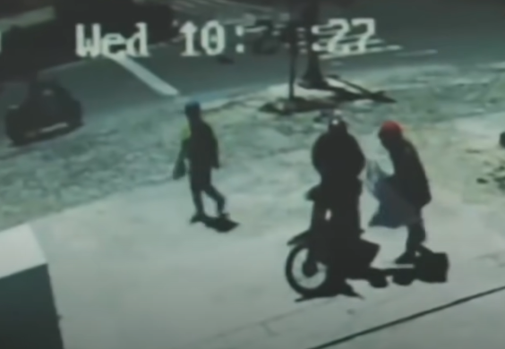 Sau đó đi thẳng vào nơi để tiền lấy 9 cọc tiền mệnh giá 500. 000 đồng sau khi cướp được tiền, cả 2 chạy lên khu vực đồi vắng đã chuẩn bị xe trước đó, đốt toàn bộ phương tiện gây án rồi lấy chiếc xe đã chuẩn bị trước đó đi về nhà cất giấu tiền. Do có ý định từ trước nên tôi có cơ hội tôi vào đó quan sát, nhìn xung quanh. Để ý địa hình, địa thế ở đó, để ý khu vực đổi tiền.