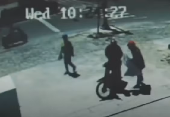 Sau đó đi thẳng vào nơi để tiền lấy 9 cọc tiền mệnh giá 500. 000 đồng sau khi cướp được tiền, cả 2 chạy lên khu vực đồi vắng đã chuẩn bị xe trước đó, đốt toàn bộ phương tiện gây án rồi lấy chiếc xe đã chuẩn bị trước đó đi về nhà cất giấu tiền. Do có ý định từ trước nên tôi có cơ hội tôi vào đó quan sát, nhìn xung quanh. Để ý địa hình, địa thế ở đó, để ý khu vực đổi tiền.