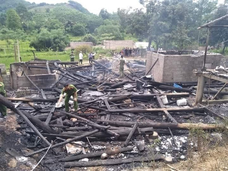  Cháu đốt nhà chú ruột rồi tự vẫn ở Hà Giang: Ngày 1/6, UBND xã Hùng An, huyện Bắc Quang, tỉnh Hà Giang cho biết, sáng 31/5, Bàn Văn Quý (SN 1990, trú huyện Bắc Quang) đã dùng dao sát hại chú ruột của mình là ông Bàn Văn Thắng (SN 1973, trú cùng huyện) sau đó đốt cháy sàn 2 gian, 2 trái của gia đình ông. Gây án xong, Quý tự vẫn tại chỗ. Vụ hỏa hoạn ước tính gây thiệt hại khoảng 400 triệu đồng. 