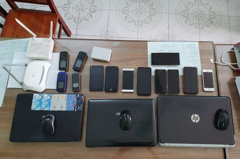  Triệt phá đường dây cá độ bóng đá gần 100 tỷ đồng: Ngày 1/6, Công an tỉnh Hưng Yên cho biết vừa triệt phá đường dây tổ chức đánh bạc và đánh bạc qua mạng internet dưới hình thức cá độ bóng đá lớn. Tại hiện trường, lực lượng Công an thu giữ 13 chiếc điện thoại di động; 3 bộ máy tính; phong tỏa 8 tài khoản ngân hàng.... cùng nhiều thiết bị kết nối mạng internet và hàng nghìn trang tài liệu có liên quan. 