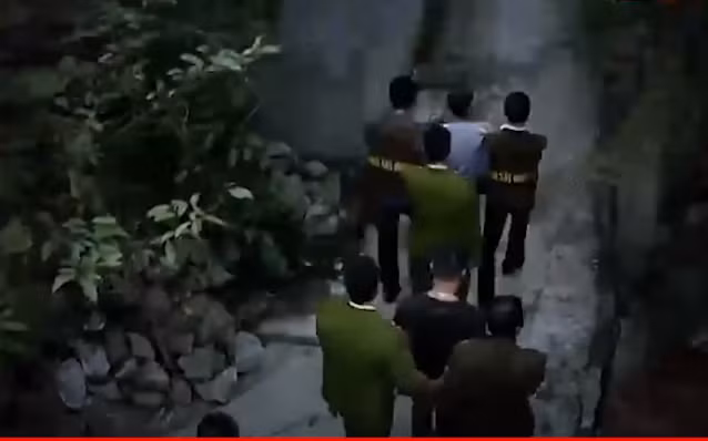 Bị bất ngờ, Sơn "Liên Xô" điên cuồng chống trả, nhưng khi tự biết mình ở thế yếu, hắn rút luôn con dao thường xuyên mang theo trong người ra cứa ven tay định tự sát. Nhưng nhát cắt mới chỉ làm rớm máu cổ tay hắn thì đã bị một trinh sát tung cú đá làm văng con dao xuống đất. Vũ Thanh Sơn nhanh chóng bị bắt gọn. Trên đường dẫn giải về trụ sở Công an, Sơn ủ rũ thú nhận: "Em biết lần này em đi là mút chỉ, không còn đường về rồi".