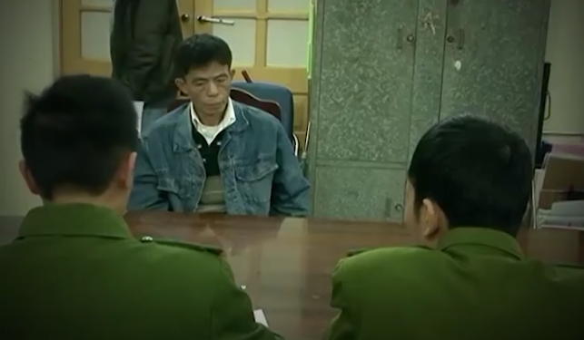 Gương mặt xương xẩu, tai dơi, lại càng quái dị hơn với đôi lông mày xăm đậm màu mới tinh, nhìn hắn rất có năng khiếu... dọa ma trẻ con. Từng vào tù ra tội, nhẵn mặt các anh Công an, thế nên Sơn tỏ ra lạnh lùng, chấp nhận những gì đã gây ra, đôi mắt hắn luôn gườm gườm nhìn người đối diện, kể cả khi bị chụp ảnh. "Sau khi gây án, em đi xăm lông mày cho thay hình đổi dạng, để các anh nhận diện em khó hơn" - Sơn nói. Theo lời khai ban đầu của hắn, sau khi ra tù, hắn bập vào nghiện ngập, cờ bạc và đang nợ một số tiền.