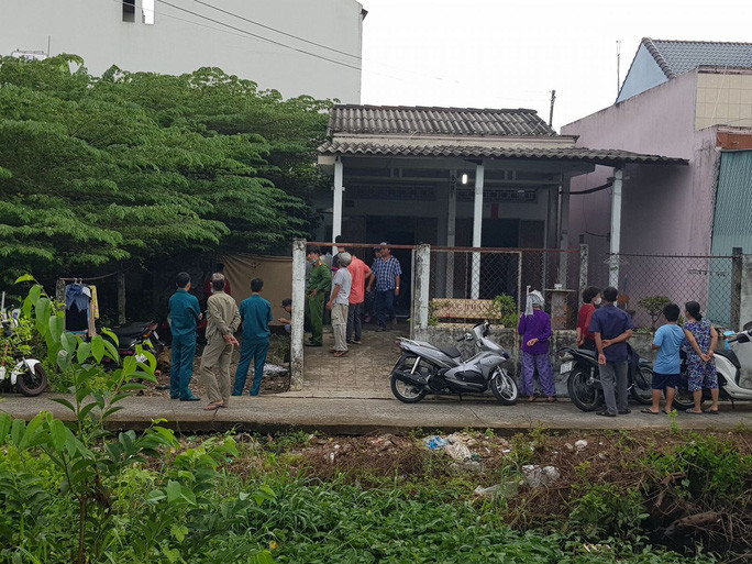  Gã đàn ông đâm chết người tình rồi treo cổ tự tử: Ghen tuông, Nguyễn Văn Ca (58 tuổi, ngụ thị trấn Mỹ An, huyện Tháp Mười, Đồng Tháp) đâm chết người tình là bà N.T.K.H. (46 tuổi, làm nghề bán vé số), rồi treo cổ tự tử. Ngày 2/6, Công an huyện Tháp Mười cho biết đang điều tra, làm rõ.