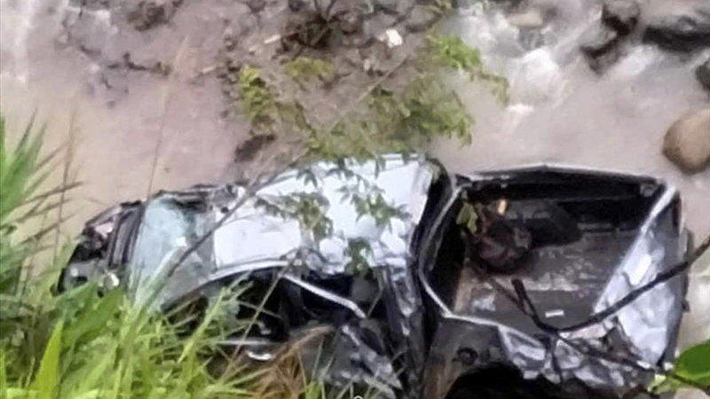  Ô tô bán tải mất lái lao xuống vực, tài xế tử vong: Tối 1/6, tại địa phận bản Huổi Sáy, xã Mường Tùng, huyện Mường Chà, tỉnh Điện Biên, xe ô tô bán tải mang BKS 27C - 019.33, do anh H.X.H (trú tại Tổ 1, xã Mường Nhé, Điện Biên) điều khiển đang lưu thông đã bất ngờ lao xuống vực sâu hơn 30 mét và lộn nhiều vòng trước khi tiếp đất. Hậu quả, anh H tử vong. 