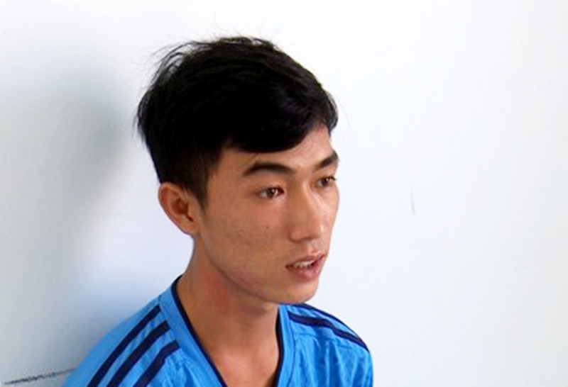  Trộm tiền của bà ngoại mua iPhone 13 tặng bạn gái: Thấy cửa nhà bà ngoại không khóa, Trần Ngọc Sơn (SN 1999, ngụ xã An Thạnh Trung, huyện Chợ Mới, tỉnh An Giang) đã đột nhập vào nhà, trộm gần 75 triệu đồng, rồi mua điện thoại Iphone 13 Promax (trị giá gần 35 triệu đồng) để tặng bạn gái. Ngày 2/6, Công an huyện Chợ Mới đã khởi tố, bắt tạm giam Sơn.