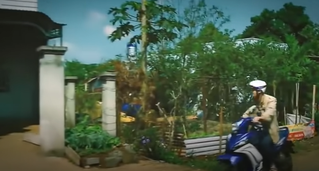 Ngày 28/1/2018, bước đầu Trần Quốc Vũ khai nhận, do dính vào cờ bạc, cá độ thua nhiều nên thường xuyên phải vay mượn tiền của gia đình anh Võ Thành Tuấn với số lượng lớn và lãi suất cao, đến nay, sau nhiều lần trả vẫn còn nợ gia đình anh Tuấn 15 triệu đồng. Thời gian gần đây, Vũ luôn bị gia đình anh Tuấn gọi điện thúc giục trả nợ và còn cho “đàn em” đe dọa. Trưa 23/1/2018, anh Võ Thành Tuấn lại điều khiển xe gắn máy đến nhà Trần Quốc Vũ để đòi khoản tiền 15 triệu đồng mà Vũ còn thiếu.