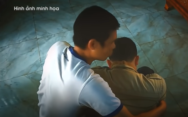 Tại đây, do Vũ chưa có tiền trả cho Tuấn nên giữa hai người phát sinh mâu thuẫn. Vũ bị anh Tuấn đánh nên đã đánh trả vào vùng mặt anh Tuấn khiến nạn nhân ngã gục xuống nền nhà. Thấy vậy, Trần Quốc Vũ nảy sinh ý định sát hại nạn nhân nên đã dùng sợi dây dù siết cổ anh Tuấn cho đến chết. Để che giấu hành vi phạm tội của mình, Trần Quốc Vũ ra phía sau nhà lấy các túi nilon và bao tải trùm xác nạn nhân lại sau đó cho vào một thùng carton lớn, loại thường dùng để đựng tủ lạnh, buộc lên xe gắn máy chở đi chôn giấu ngay giữa ban ngày.