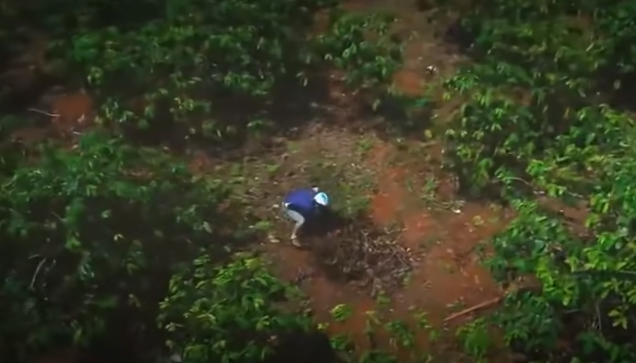 Quá trình chở xác nạn nhân đi chôn giấu, sợ bị mọi người phát hiện, Trần Quốc Vũ không chọn đường lớn là QL20 mà chạy quanh co theo những con đường trong hẻm nhỏ. Sau khi chôn giấu xác nạn nhân vào một ụ mối trên lưng chừng một quả đồi trong giữa rẫy cà phê của cha mẹ đẻ, Trần Quốc Vũ đã kiểm tra ví của nạn nhân, lấy 274.000 đồng cùng hai chiếc nhẫn bằng kim loại màu vàng.