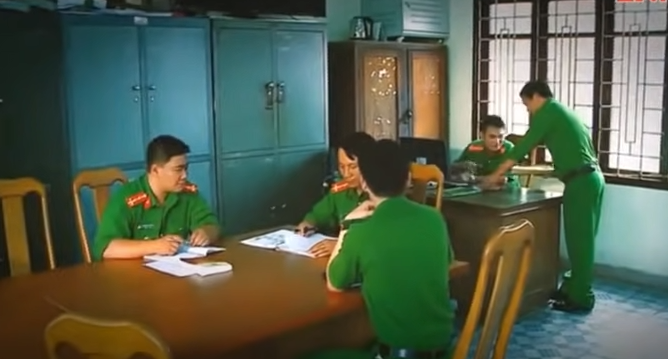 Theo điều tra, nhà mẹ đẻ của Trần Quốc Vũ và gia đình anh Võ Thành Tuấn sát nhau. Từ khi lập gia đình 3 năm nay Vũ mới chuyển lên chỗ ở mới, cách nhà anh Tuấn khoảng 1,5km. Nhiều năm qua, Trần Quốc Vũ là con nợ “kinh niên” của gia đình anh Võ Thành Tuấn. Hiện đối tượng này đã li thân vợ và sống một mình trong năm gian nhà xây tại một địa điểm vắng ở thôn Đồng Lạc 1, xã Đinh Lạc.