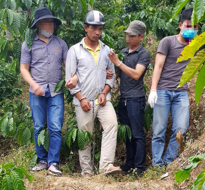 Chiếc thùng carton cùng một số vật dụng cá nhân của nạn nhân sau đó bị Vũ châm lửa đốt. Trở về nhà, để tránh bị phát hiện, đối tượng này tiếp tục lấy chiếc điện thoại và xe gắn máy của nạn nhân điều khiển xuống giữa đèo Bảo Lộc, đoạn gần tượng Đức Mẹ, ném tất cả xuống vực rồi bắt xe khách ngược về nhà mình.