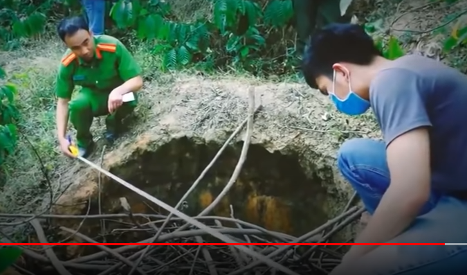 Tại hiện trường, cơ quan chức năng xác định, thi thể anh Võ Thành Tuấn được chôn giấu trong một ụ mối hình hàm ếch. Sau khi vùi lấp khoảng 40cm đất, Vũ dùng lá cây và cành củi khô phủ lên trên bề mặt, rất khó phát hiện. Lực lượng chức năng đã tiến hành khai quật xác nạn nhân để khám nghiệm tử thi và bàn giao cho gia đình nạn nhân đưa về nhà lo hậu sự.