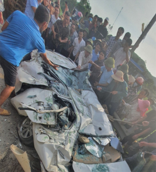 Hiện nguyên nhân vụ xe tải đè bẹp xe con, 3 người chết, 1 người bị thương ở Hoà Bình đang được cơ quan chức năng điều tra, làm rõ. 