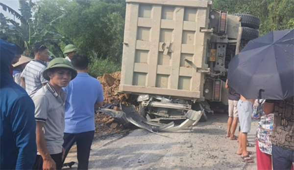 Hậu quả, vụ tai nạn đã khiến 3 người trên xe tử vong tại chỗ, 1 người khác bị thương. Tại hiện trường, phần thùng xe tải và đất trên xe vui lấp hoàn toàn chiếc xe con. 