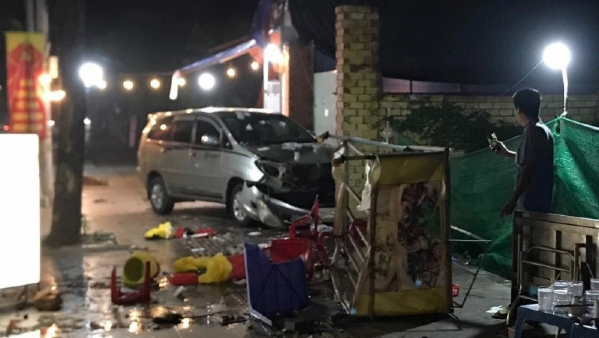  Ô tô lao lên vỉa hè gây thương vong cho 3 người trong một gia đình: Khuya 4/6, ô tô biển số 60A-603.26 chưa rõ danh tính người điều khiển đột ngột lao lên vỉa hè, đâm vào một quán ốc trên đường Võ Thị Sáu, TP Biên Hòa, tỉnh Đồng Nai. Vụ tai nạn khiến anh Phạm Công Hân (38 tuổi, ngụ TP.Biên Hòa) tử vong, vợ và con trai anh Hân bị thương nặng. 