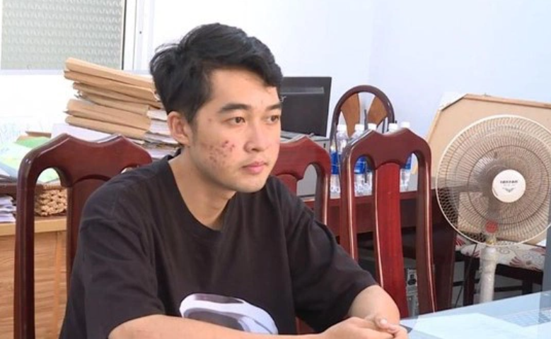  Chiêu thức lừa đảo biến hàng trăm sinh viên thành con nợ: Trương Quang Anh Đức (22 tuổi, ngụ quận Cái Răng, TP Cần Thơ) nói rằng sinh viên chỉ cần đứng ra ký tên vay hộ mua hàng trả góp, không cần đặt cọc hay trả bất cứ chi phí nào. Với thủ đoạn này, Đức đã lừa đảo hàng trăm sinh viên thuộc các trường đại học, cao đẳng trên địa bàn TP Cần Thơ đứng hồ sơ vay tiền mua hàng rồi sau đó trốn biệt tăm. Ngày 5/6, Công an TP Cần Thơ cho biết đang điều tra, làm rõ.