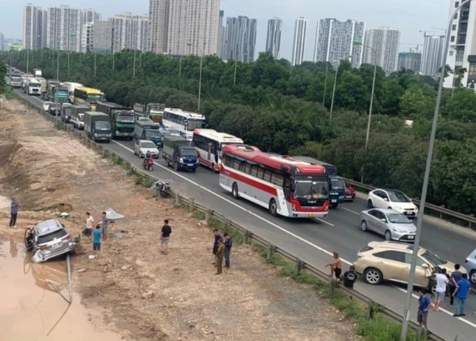  Toyota Fortuner bị Lexus RX350 húc văng khỏi đại lộ Thăng Long: Chiều 5/6, ô tô Lexus RX350 chạy trên làn cao tốc của đại lộ Thăng Long hướng Nam Từ Liêm - Hòa Lạc. Tới khu vực gần cầu vượt An Khánh (huyện Hoài Đức, Hà Nội), xe này xảy ra va chạm với ô tô Toyota Fortuner đi cùng chiều. Cú va chạm mạnh khiến chiếc Toyota Fortuner lao tới húc đổ một cột đèn, văng ra khỏi làn cao tốc. Hiện vụ việc đang được cơ quan chức năng điều tra, làm rõ. 