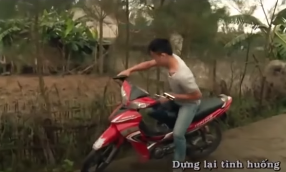 Thấy Công an truy đuổi, Thanh chạy vào đường làng, dùng súng đe dọa một người phụ nữ cướp xe máy nhưng không nổ máy được nên lẻn vào một nhà dân. Bị tri hô, hắn chạy sang một ngôi nhà trong rừng bạch đàn rồi cố thủ.