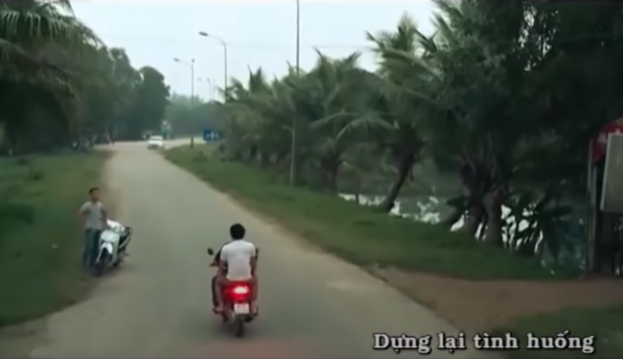 Tuy nhiên lúc này vì quá lo lắng cho gia đình nên anh Thiện quyết định sẽ đi cùng với một người bạn tới điểm hẹn để gặp kẻ tống tiền, muốn ẩu đả một trận. Việc này không được thông báo cho cảnh sát nên theo kế hoạch, Công an huyện Nghi Xuân vẫn bố trí nhiều tổ công tác, trong đó có một tốp mặc thường phục, vào quán cà phê để theo dõi.