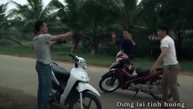 14h ngày 26/7/2014, anh Thiện cùng người bạn cầm tiền đến gần quán cà phê ở xã Xuân Thành. Vừa giáp mặt, đôi bên lao vào ẩu đả khiến kẻ tống tiền hoảng loạn nổ súng bắn chỉ thiên rồi tẩu thoát.