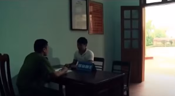 Theo trình báo, kẻ tống tiền là Phan Xuân Thanh (35 tuổi, trú thị xã Cửa Lò, Nghệ An). Ngày 3/7/2014, biết anh Thiện làm nghề lái xe thuê, Thanh gọi điện nhờ chở đi vào TP HCM, thoả thuận tiền công 7 triệu đồng.