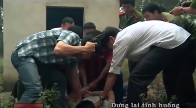 Tuy nhiên, Thanh bất chấp, từ bên trong nổ súng xối xả ra ngoài. Trước thái độ hung hãn này, Công an buộc phải nổ súng, bắn trả. Sau hơn một giờ đồng hồ "giao chiến", Thanh bị khống chế. Phía Công an có một người bị thương ở đùi.