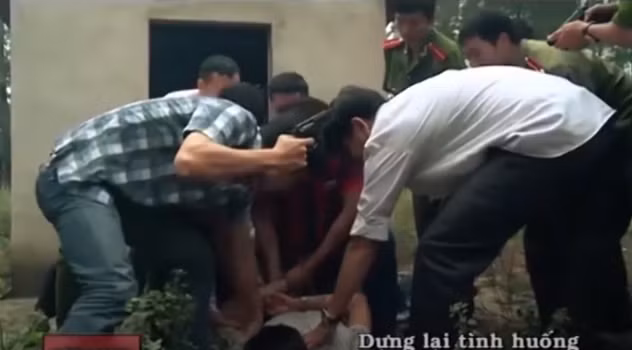 Tuy nhiên, Thanh bất chấp, từ bên trong nổ súng xối xả ra ngoài. Trước thái độ hung hãn này, Công an buộc phải nổ súng, bắn trả. Sau hơn một giờ đồng hồ "giao chiến", Thanh bị khống chế. Phía Công an có một người bị thương ở đùi.