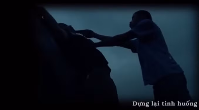 Tiếp tục chuyến đi như thỏa thuận, đến Phan Thiết, sau khi ăn uống, anh Thiện và Thanh ngủ thiếp đi một lúc. Lúc tỉnh dậy, Thanh phát hiện túi xách mang theo bên người bị mất liền nổi đóa, rút súng ngắn giắt ở thắt lưng ra doạ, buộc anh Thiện phải chịu trách nhiệm.