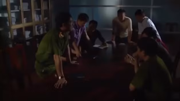 Hướng điều tra không còn, lâm vào bế tắc. Sáng 5/7/2014, vợ của anh Thiện gọi điện tới thông báo kẻ tống tiền đang ở bãi biển Xuân Thành (Nghi Xuân), hắn yêu cầu phải giao tiền. Ban chuyên án lập tức triệu tập cuộc họp khẩn. Khó khăn của tổ công tác là chưa ai từng gặp Thanh, chỉ biết qua mô tả của nạn nhân. Việc xác minh hắn đến đó nhận tiền hay thông qua người khác đang khiến các điều tra viên đau đầu tìm giải pháp.