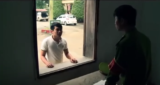 Theo hồ sơ vụ án, trung tuần tháng 7/2014, anh Nguyễn Đức Thiện ( trú xã Xuân Thành, huyện Nghi Xuân, Hà Tĩnh) hốt hoảng tới Công an huyện Nghi Xuân đề nghị được bảo vệ tính mạng cho cả gia đình khi đang bị một người đàn ông đe doạ, tống tiền 1,7 tỷ đồng.