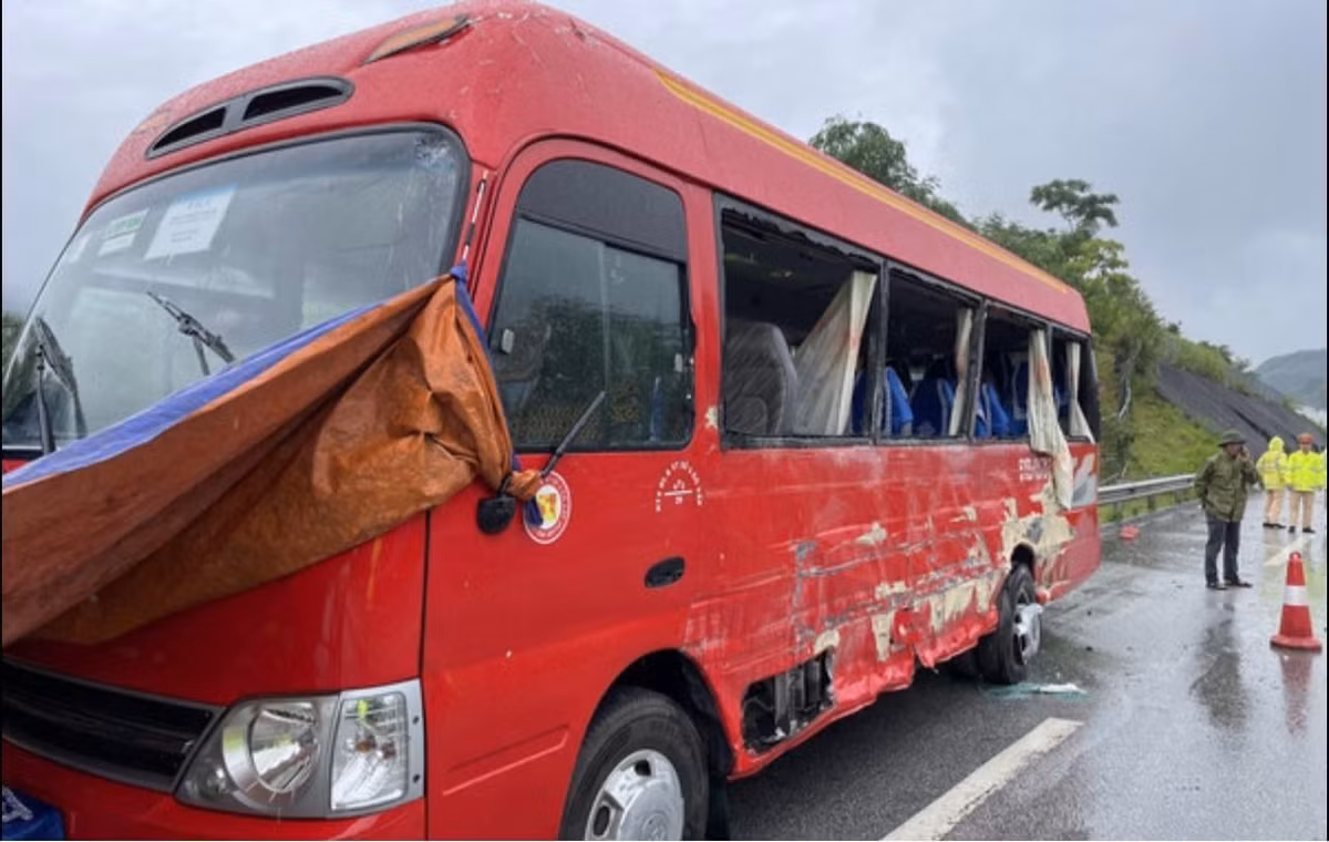 Yen Bai: Va cham giua 2 xe khach, nhieu nguoi thuong vong-Hinh-2