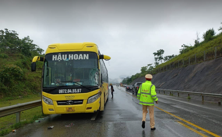 Hậu quả vụ tai nạn khiến một người chết và nhiều người khác bị thương nặng. Danh tính nạn nhân bị tử vong được xác định là Nguyễn Thị Huyền T. (SN 2008, trú tại xã Thạch Khoán, huyện Thanh Sơn, tỉnh Phú thọ).