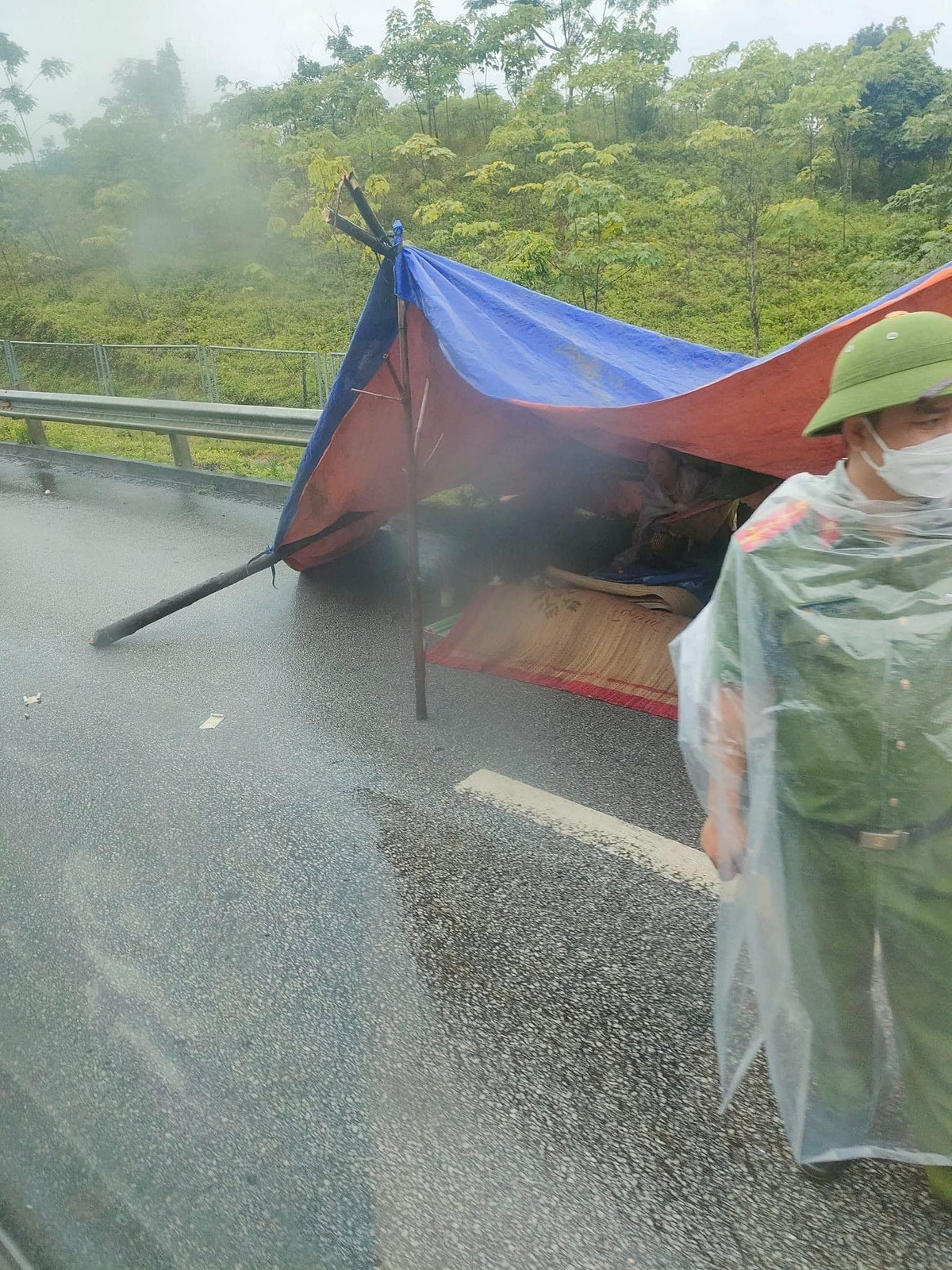 Hiện, vụ va chạm giữa 2 xe khách, 1 người chết, nhiều người bị thương đang được cơ quan chức năng điều tra, làm rõ.