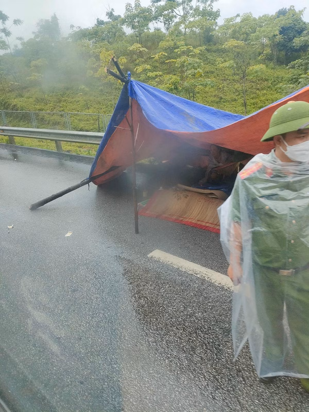 Hiện, vụ va chạm giữa 2 xe khách, 1 người chết, nhiều người bị thương đang được cơ quan chức năng điều tra, làm rõ.