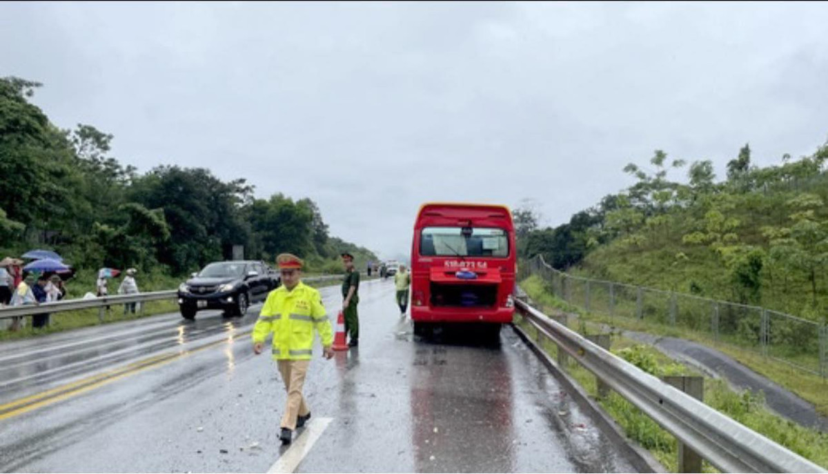 Nhận được tin báo, lực lượng chức năng của Cục CSGT, đơn vị quản lý đường cao tốc Nội Bài - Lào Cai (VEC) và Công an huyện Văn Yên (Yên Bái) sau đó đã có mặt kịp thời để đưa người bị nạn đi bệnh viện cấp cứu và tiến hành điều tra làm rõ sự việc.
