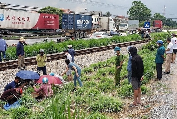  Đi lối tự mở qua đường sắt, nam thanh niên bị tàu đâm tử vong: Sáng 8/6, tại Km 66+450 đường sắt Hà Nội – Hải Phòng, thuộc địa phận xã Lai Vu, huyện Kim Thành, Hải Dương, anh B.N.Q. (SN 2000, trú tại xã Hồng Lạc) đang điều khiển xe khi đi qua lối tự mở qua đường sắt thì bị tàu LP6 chạy hướng Hải Phòng – Hà Nội va phải. Hậu quả, anh Q. tử vong tại chỗ, chiếc xe máy bị hư hỏng nặng. 