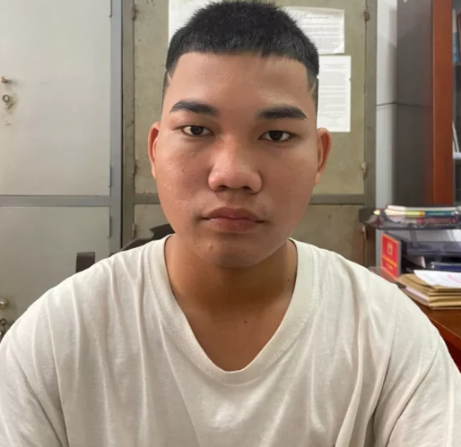  Lập Facebook dụ nhiều thanh niên quay clip nhạy cảm: Lê Anh Tuấn (SN 2004, trú huyện Quế Sơn, tỉnh Quảng Nam) đã lập các tài khoản giả, dụ dỗ gần 20 nam thanh niên quay clip nhạy cảm để tống tiền với số tiền khoảng 40 triệu đồng. Ngày 8/6, Công an tỉnh Quảng Nam cho biết, Công an huyện Duy Xuyên vừa bắt giữ đối tượng này. 