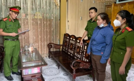  Lừa chạy việc hơn một tỷ đồng: Nguyễn Thị Vân (34 tuổi, trú huyện Quảng Ninh, Quảng Bình) giới thiệu có mối quan hệ, có thể xin việc cho người có nhu cầu vào làm việc tại Cảng hàng không Đồng Hới (Quảng Bình) để lừa chiếm đoạt hơn một tỷ đồng của nhiều nạn nhân. Ngày 8/6, Công an tỉnh Quảng Bình cho biết đang tạm giữ Vân để điều tra, làm rõ.