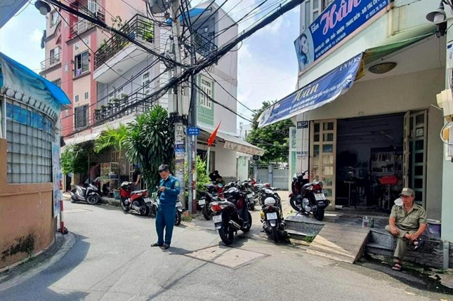  Nghi án con trai sát hại cha ruột ở TP HCM: Trưa 7/6, khi phá cửa vào trong căn nhà trên địa bàn quận Phú Nhuận, TP HCM, Công an phát hiện ông N.V.B. (72 tuổi tử vong) trên người có vết thương. Nghi ngờ con trai nạn nhân là Nguyễn Anh Khoa (30 tuổi) là thủ phạm nên công an đã tiến hành bắt giữ người này để điều tra. 