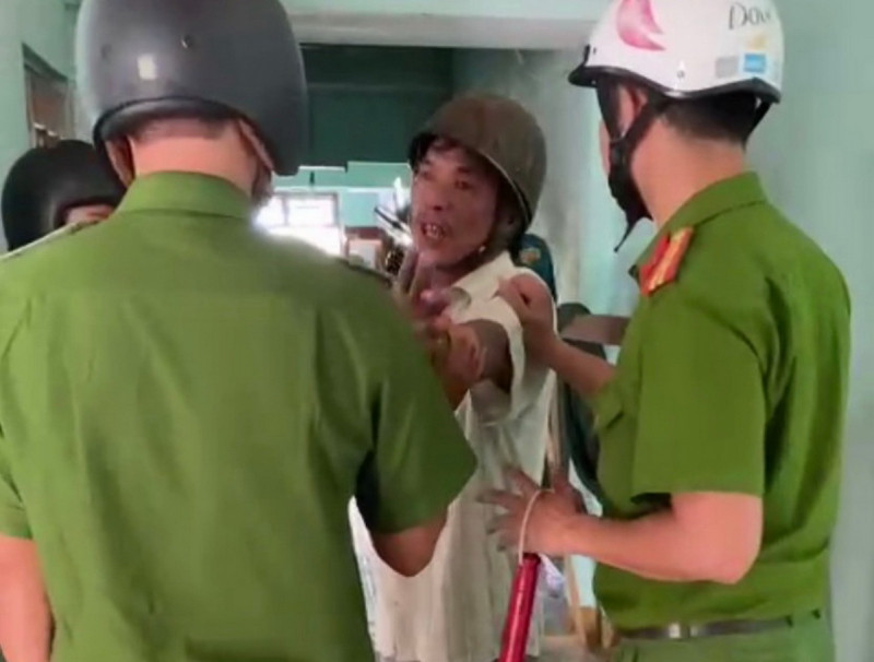  Chồng chém vợ đang ly thân chỉ vì… không nghe điện thoại: Cay cú vì người vợ đang ly thân nhiều lần không muốn nghe điện thoại, Lương Quang Hoàng (SN 1973, trú huyện Phú Hòa, Phú Yên) đi uống rượu rồi về nhà lấy rựa, đi xe máy từ quê xuống phố lùng tìm vợ là bà Nguyễn Thị Hường (SN 1972) đang bán vé số để chém khiến nạn nhân bị thương nặng. Ngày 7/6, Công an tỉnh Phú Yên cho biết đã khởi tố, bắt tạm giam Hoàng. 