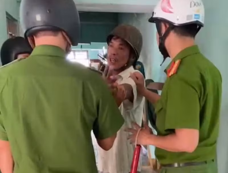  Chồng chém vợ đang ly thân chỉ vì… không nghe điện thoại: Cay cú vì người vợ đang ly thân nhiều lần không muốn nghe điện thoại, Lương Quang Hoàng (SN 1973, trú huyện Phú Hòa, Phú Yên) đi uống rượu rồi về nhà lấy rựa, đi xe máy từ quê xuống phố lùng tìm vợ là bà Nguyễn Thị Hường (SN 1972) đang bán vé số để chém khiến nạn nhân bị thương nặng. Ngày 7/6, Công an tỉnh Phú Yên cho biết đã khởi tố, bắt tạm giam Hoàng. 