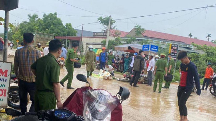  Cắt ngang qua đường, một người đi xe máy bị tông tử vong: Sáng 7/6, trên tuyến đường TL525, đoạn qua địa phận Tiểu khu Lê Xá, thị trấn Nông Cống, huyện Nông Cống, tỉnh Thanh Hóa, anh Nguyễn Hữu Lâm (SN 1984, trú huyện Nông Cống) điều khiển xe máy bất ngờ bị xe tải tông vào. Hậu quả khiến anh Lâm tử vong tại chỗ.