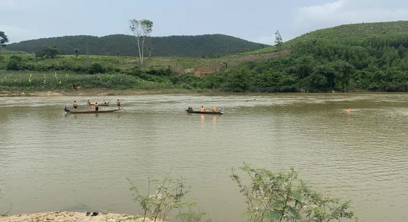  Đi cắt cỏ bị lật thuyền, một phụ nữ tử vong: Sáng 7/6, tại lưu vực sông Hiếu qua địa phận Bãi Kè xã Đồng Hợp, Quỳ Hợp, Nghệ An, vợ chồng chị Vy Thị Lý và anh Hồ Văn Thành (cùng SN 1986, trú xã Đồng Hợp) khi đi cắt cỏ xong, lúc quay về thì bị lật thuyền. Thấy vậy, một số người dân đã cùng nhau lao xuống cứu, nhưng do khoảng cách quá xa, nước xoáy và sâu nên chỉ cứu được người chồng, người vợ bị nước cuốn trôi.