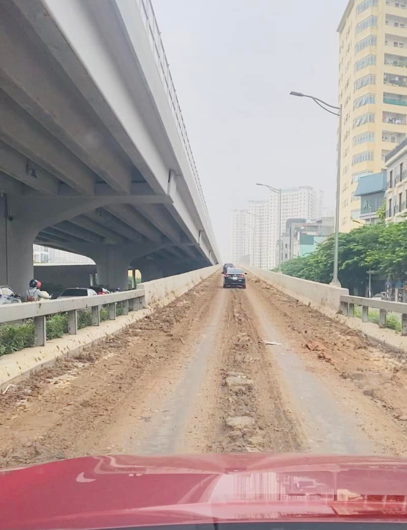 Đất rơi vãi kéo dài khoảng 200 mét khiến nhiều tài xế phải giảm tốc độ khi đi qua khu vực.