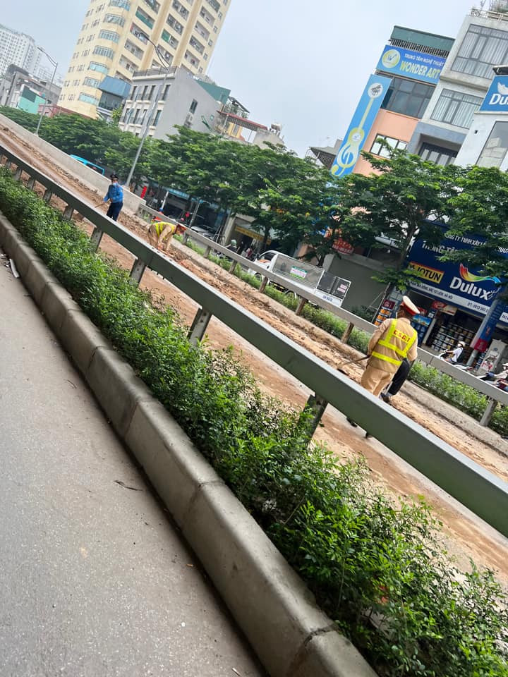 Theo quan sát, khu vực xảy ra tình trạng này là lối lên đường trên cao gần nút giao Cổ Nhuế.