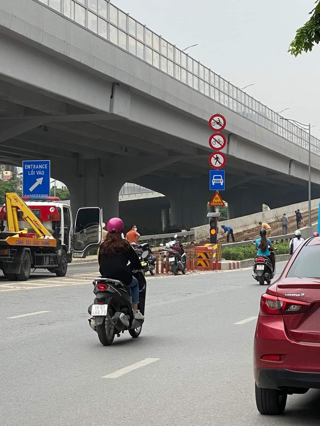 Sáng 8/6, nhiều người dân phản ánh tình trạng lượng lớn đất đá rơi vãi ở đường vành đai 3 trên cao hướng cầu Thăng Long - Mai Dịch.