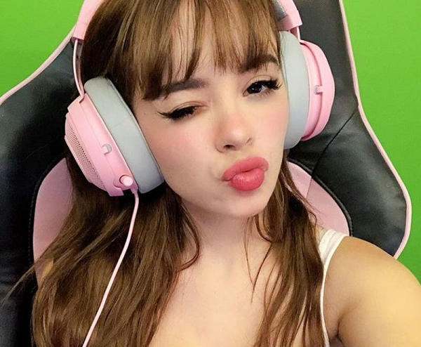 Đó là lý do cô có vòng 3 cực khủng hút mắt cánh đàn ông. Trong môi trường game thủ chỉ dành cho nam giới, 1 bông hồng như cô đương nhiên được quan tâm săn đón.