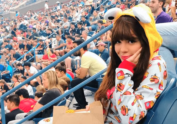 Nữ game thủ hiện đang sở hữu tới 800.000 lượt đăng ký trên Youtube cũng như khoảng 755.000 lượt follow trên Instagram.